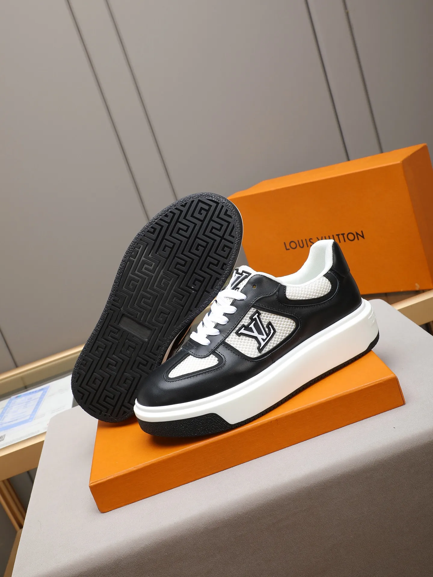 Men's shoes 💰460 New men's shoes LV fashion trend Made of first-layer calfskin➕breathable mesh lining! The foot feels super comfortable and the workmanship is impeccable. Foam ultra-light outsole, size: 38-44 (45 customized) 2 colors to choose from!